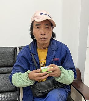 走失者照片 贵港寻亲：五旬男子被救助，穿蓝色衣...