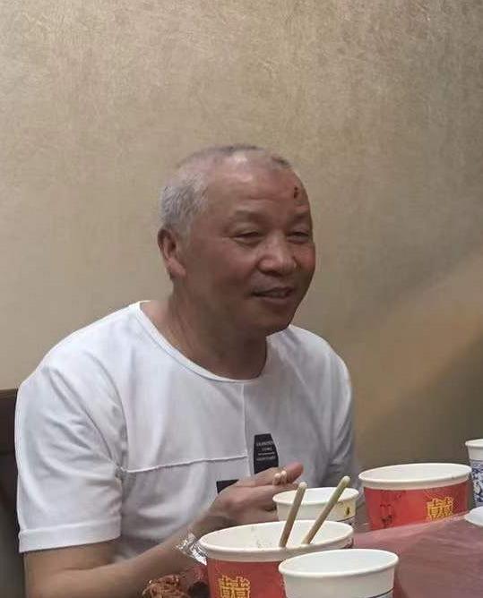 走失者照片 鄂州急寻：六旬老人失联三日，戴黑色...