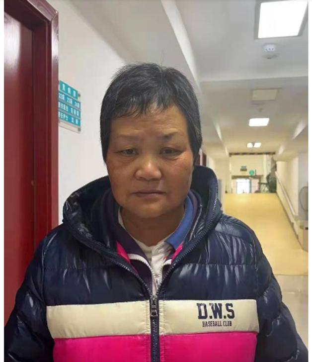 走失者照片 昆明寻亲：青年女子被救助，穿蓝色外...