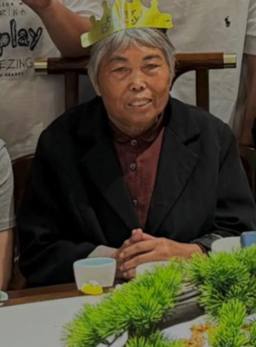 走失者照片 周口市寻人：六旬老太走失，穿红底黑...
