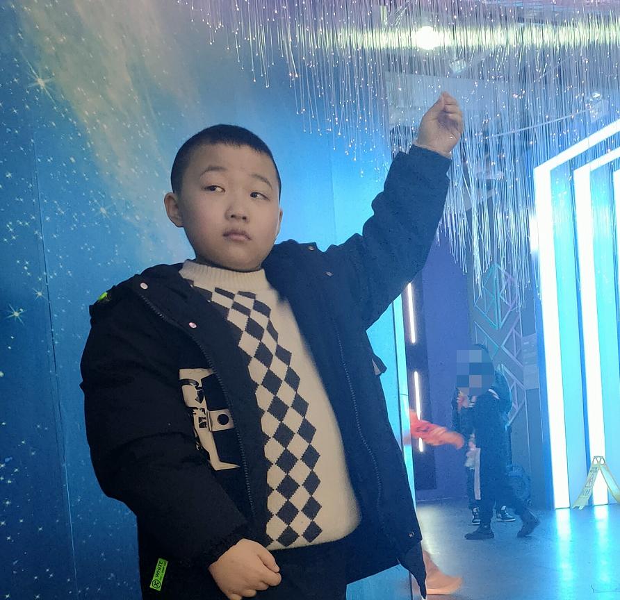 走失者照片 厦门急寻：10岁男孩失联，穿黑色连...