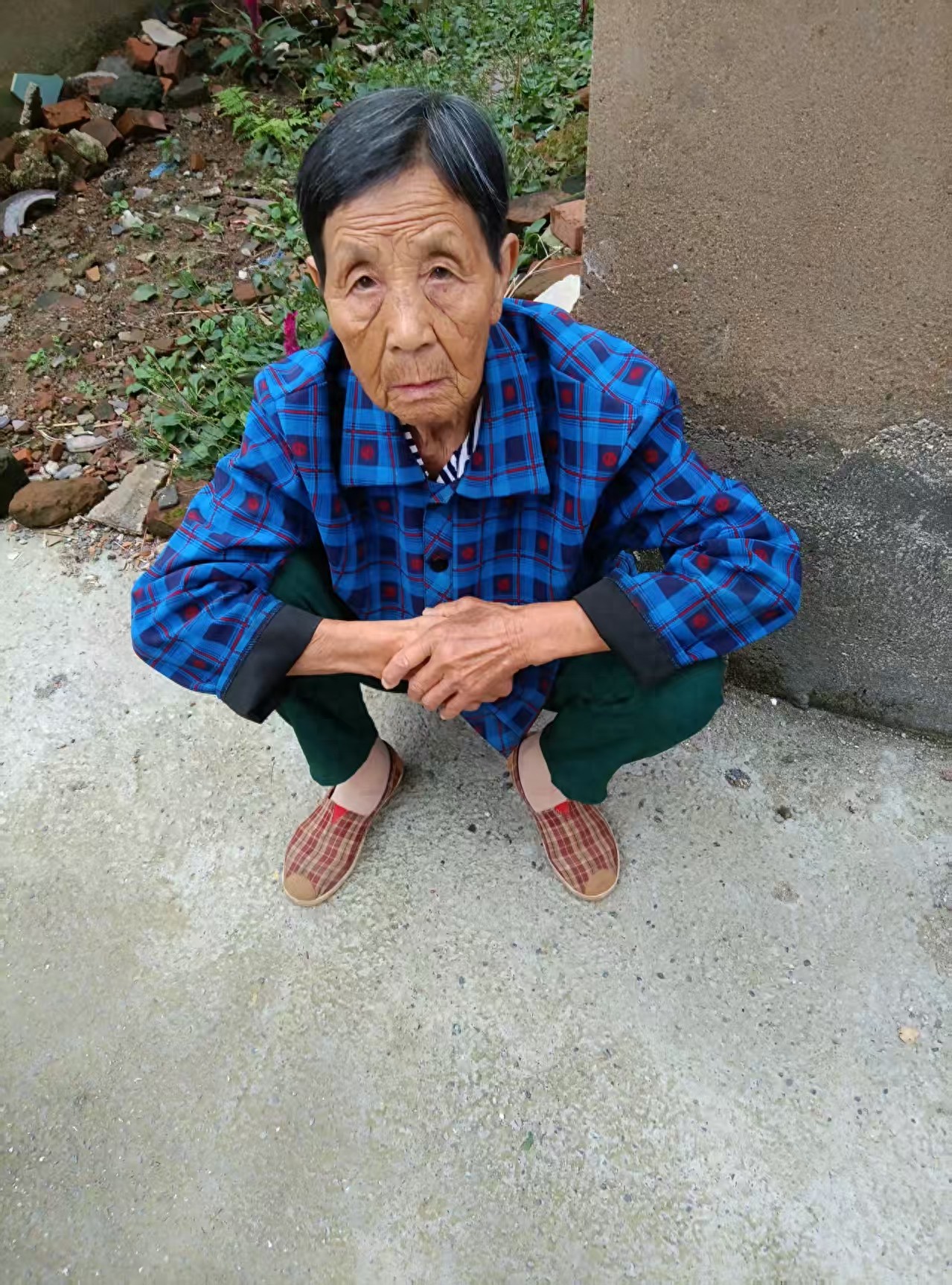 走失者照片 孝感市寻人：八旬老太走失，穿蓝色格...