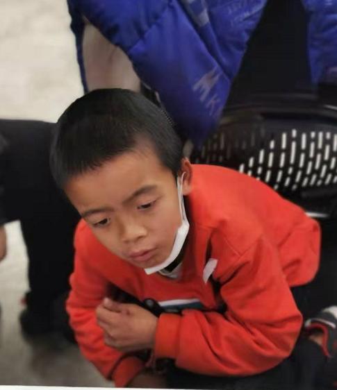 走失者照片 急寻孩子父母：福州6岁男孩因下颌挫...