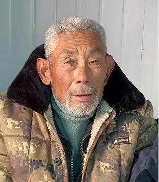 走失者照片 襄阳急寻：七旬老人被救助，穿棕色军...