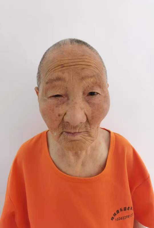 走失者照片 南京寻亲：七旬老太被救助，穿花上衣...