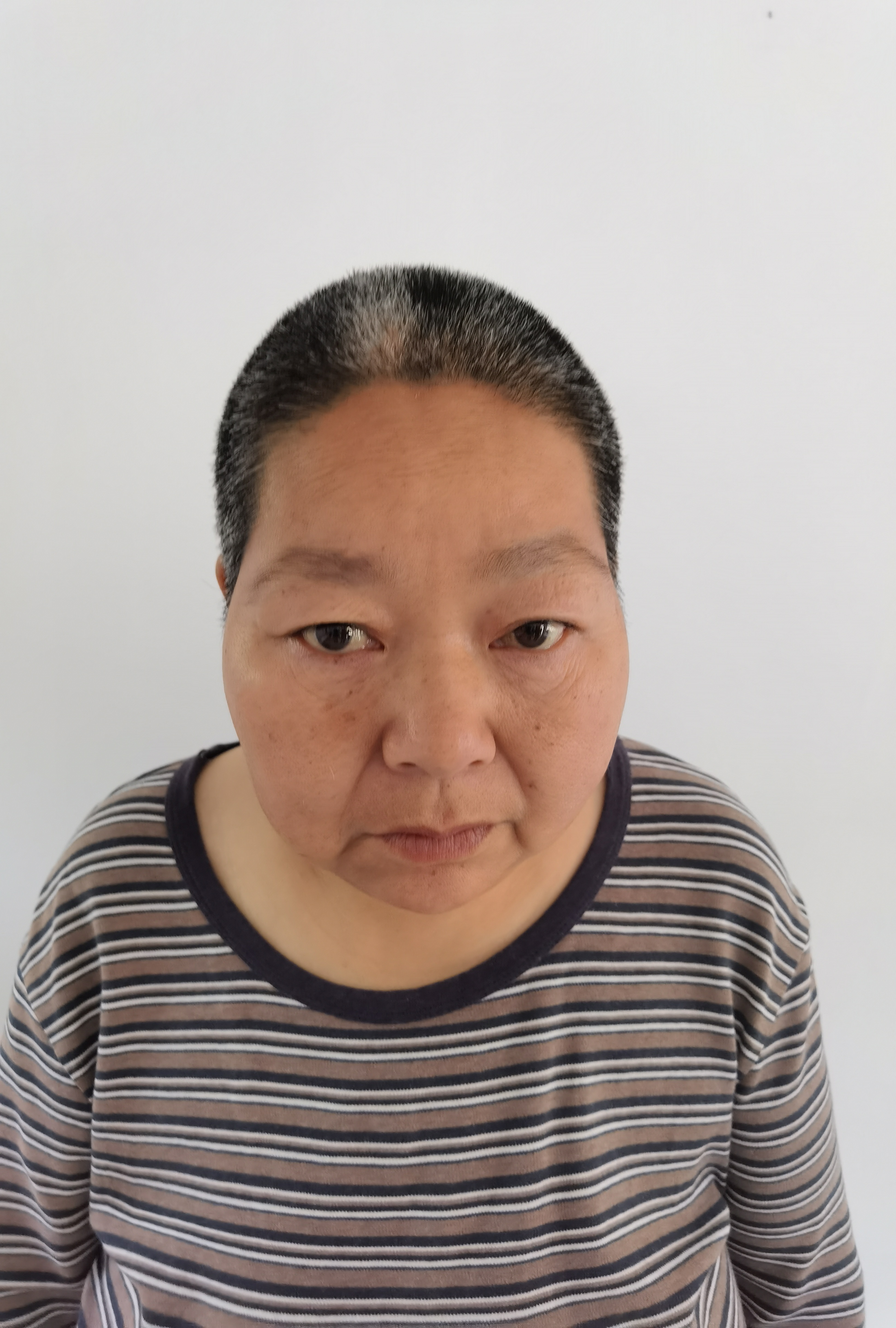 走失者照片 南京寻亲：中年女子被救助，穿绿色短...