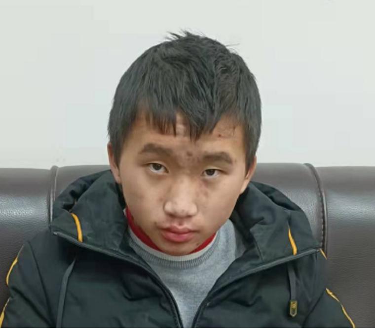走失者照片 铜仁寻亲：青年男子被救助，穿黑色运...