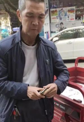 走失者照片 防城港急寻！六旬老人走失，骑红色电...