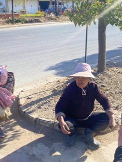 走失者照片 六安寻亲：六旬老太被救助多日，戴粉...