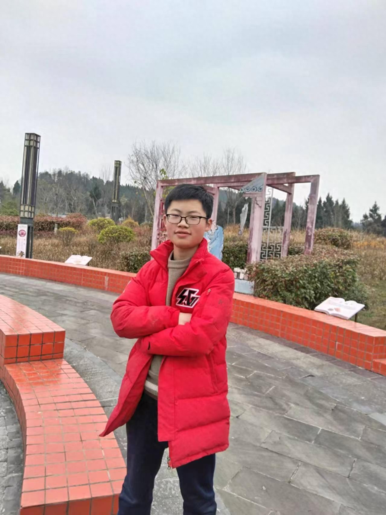 走失者照片 巴中市寻人：16岁男孩走失，穿白色...