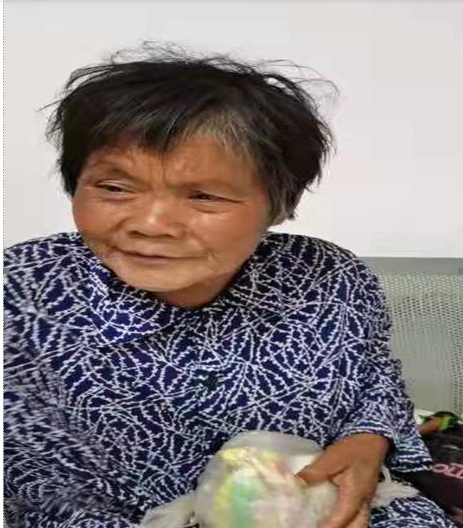 走失者照片 青岛莱西寻亲：六旬老太被救助，穿蓝...