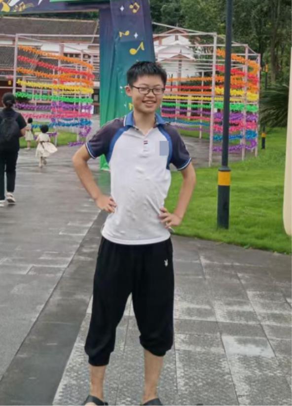 走失者照片 巴中市寻人：16岁男孩走失，穿白色...