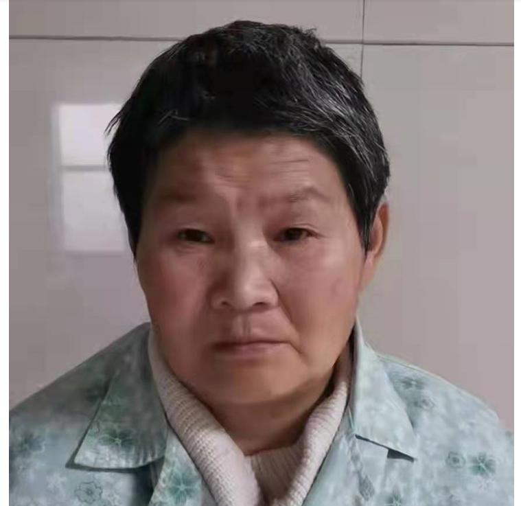 走失者照片 周口寻亲：六旬老太被救助，戴红色毛...