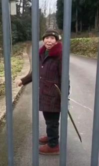 走失者照片 黔南州寻人：福泉七旬老太走失，穿暗...