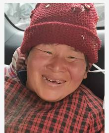 走失者照片 周口寻亲：六旬老太被救助，穿红色罩...