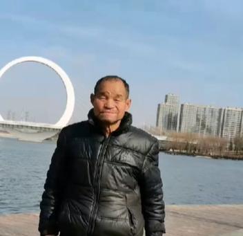 走失者照片 紧急寻人：郑州七旬老人走失，穿灰黑...