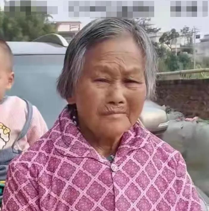 走失者照片 梅州急寻：八旬老太走失，穿红色衣服...