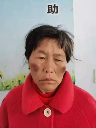 走失者照片 安阳寻亲：六旬老太被救助数月，穿红...