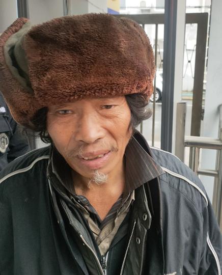 走失者照片 扬州高邮寻亲：五旬男子被救助，穿黑...