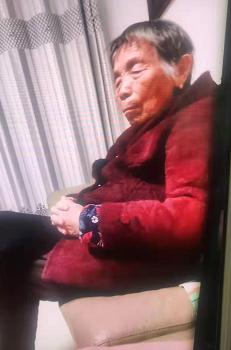 走失者照片 信阳寻亲：八旬老太走失，穿枣红色毛...