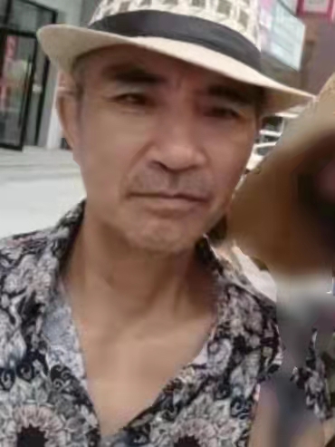 走失者照片 鞍山急寻：六旬老人走失，患癫痫，戴...