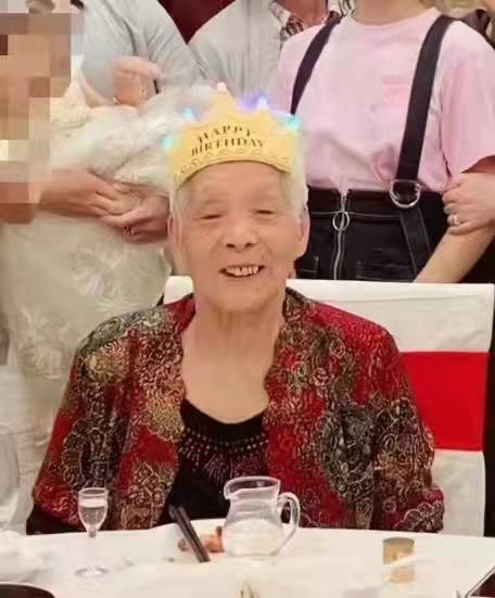 走失者照片 镇江急寻：八旬老太走失，穿暗红色薄...