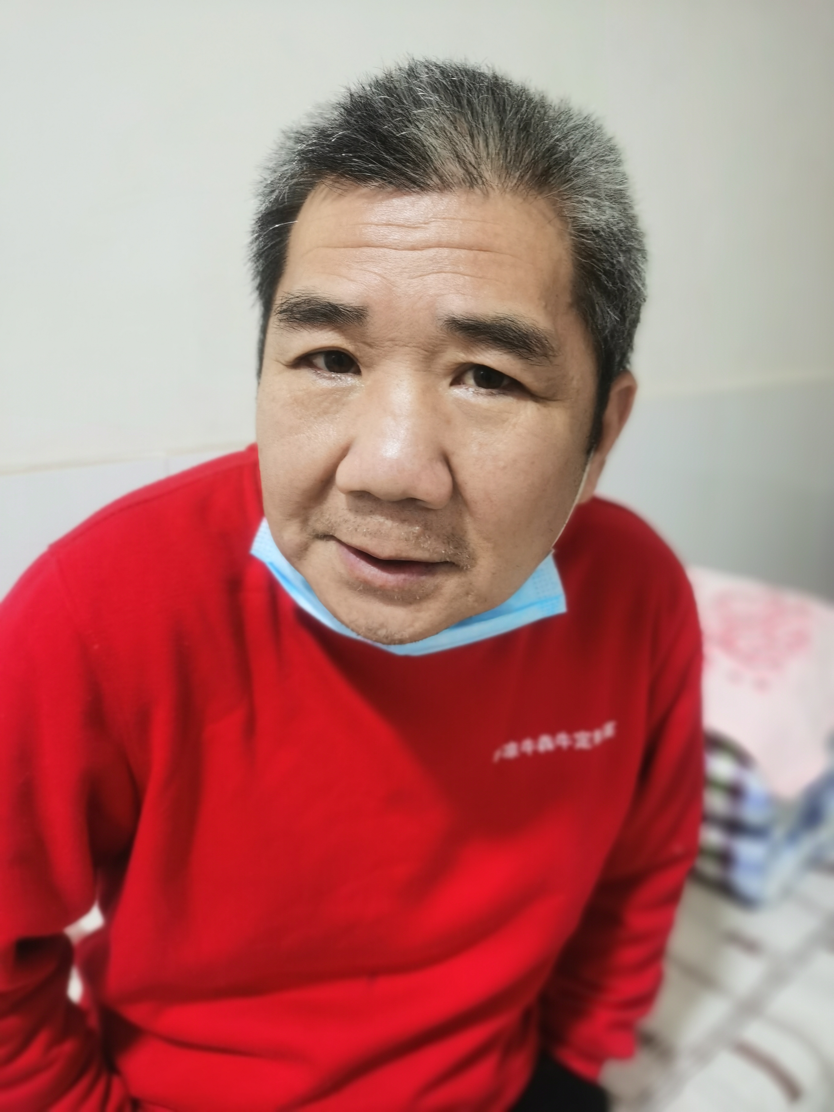 走失者照片 平凉市救助站：五旬男子被救助，穿红...