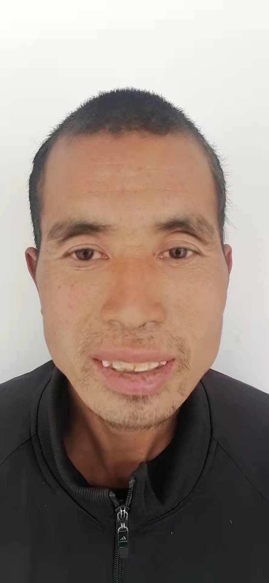 走失者照片 帮他回家：汉中青年男子被救助，穿黑...