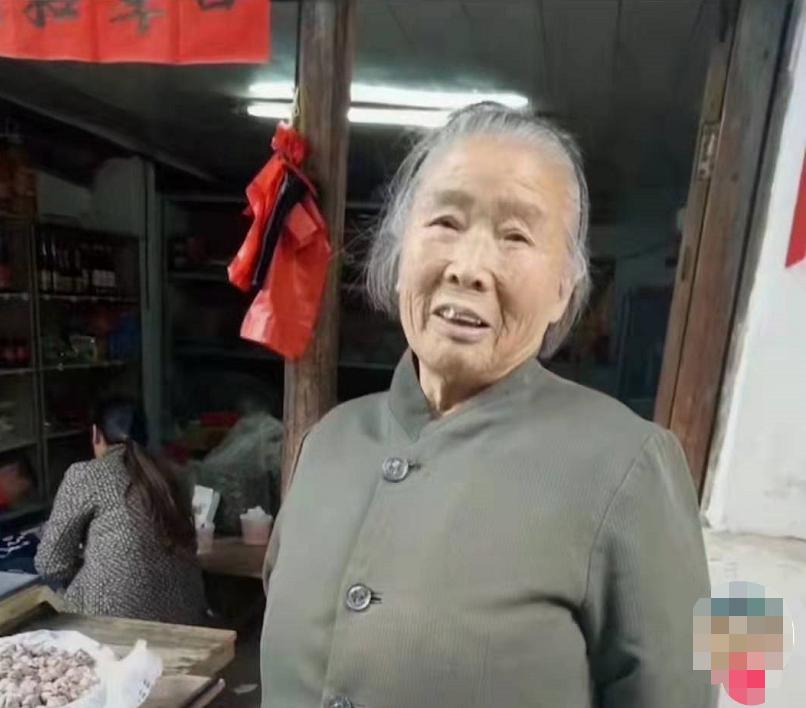 走失者照片 桂林急寻：八旬老太走失，穿红色棉衣...
