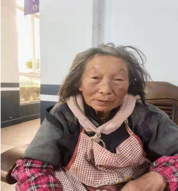 走失者照片 福州福清寻亲：七旬老太被救助，穿灰...