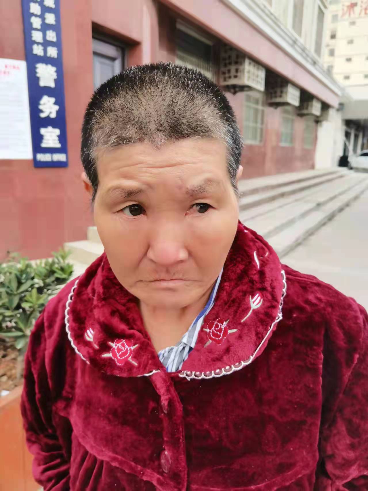 走失者照片 合肥寻亲：六旬老太被救助，穿红色睡...