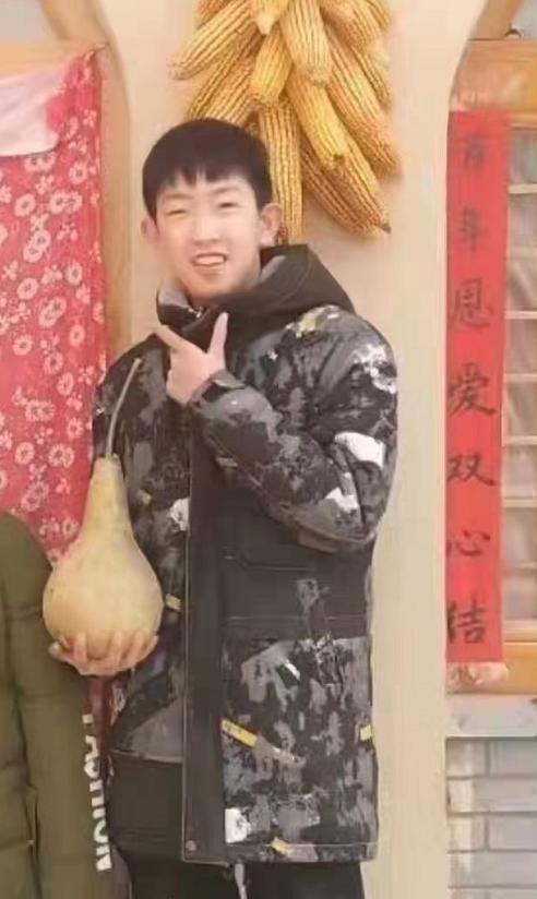 走失者照片 急寻：榆林16岁男孩失联，穿灰色迷...