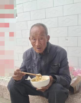 走失者照片 渭南韩城寻人：八旬老人走失，穿黑色...
