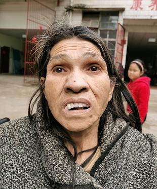 走失者照片 贵港桂平寻亲：六旬老太被救助，穿灰...