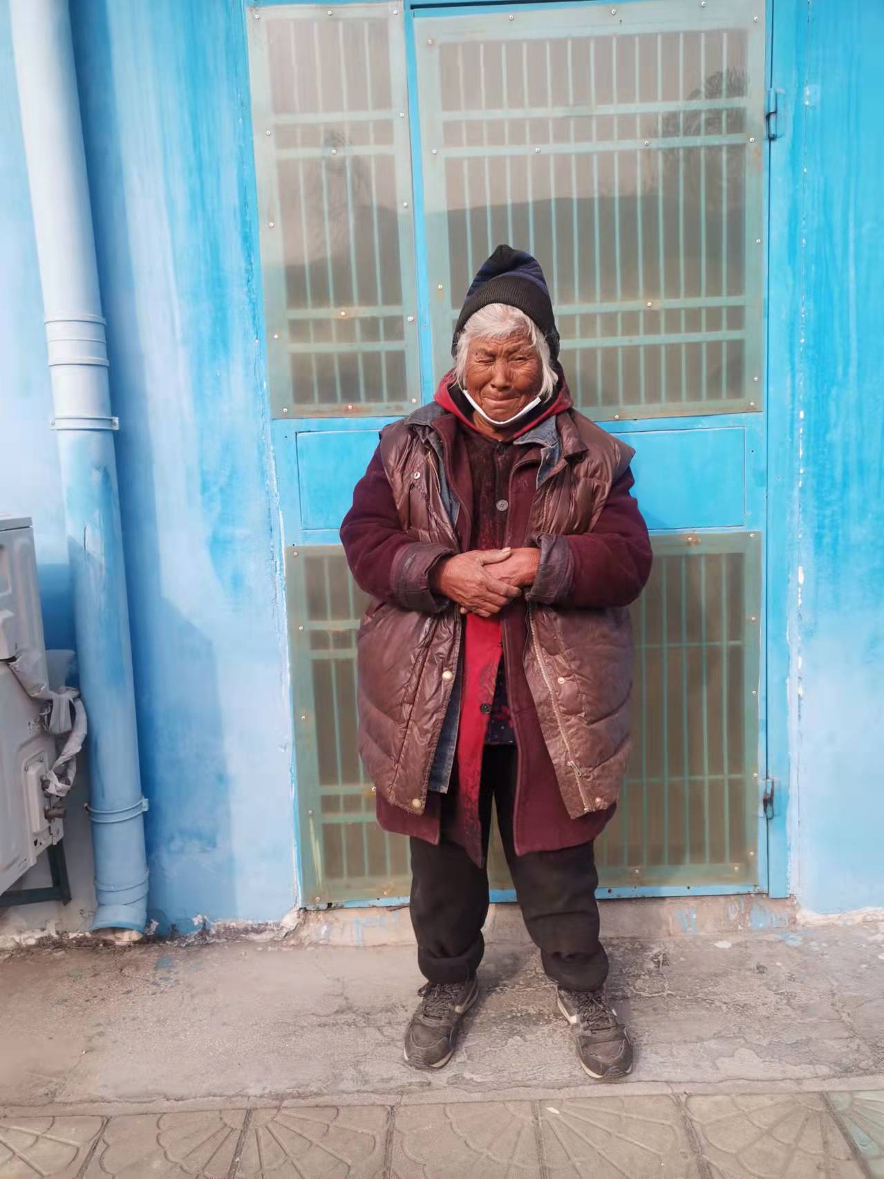 走失者照片 淮北寻亲：六旬老太被救助，穿红棕色...