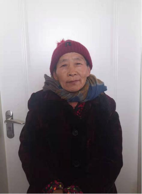走失者照片 菏泽寻亲：六旬老太被救助，戴红色帽...