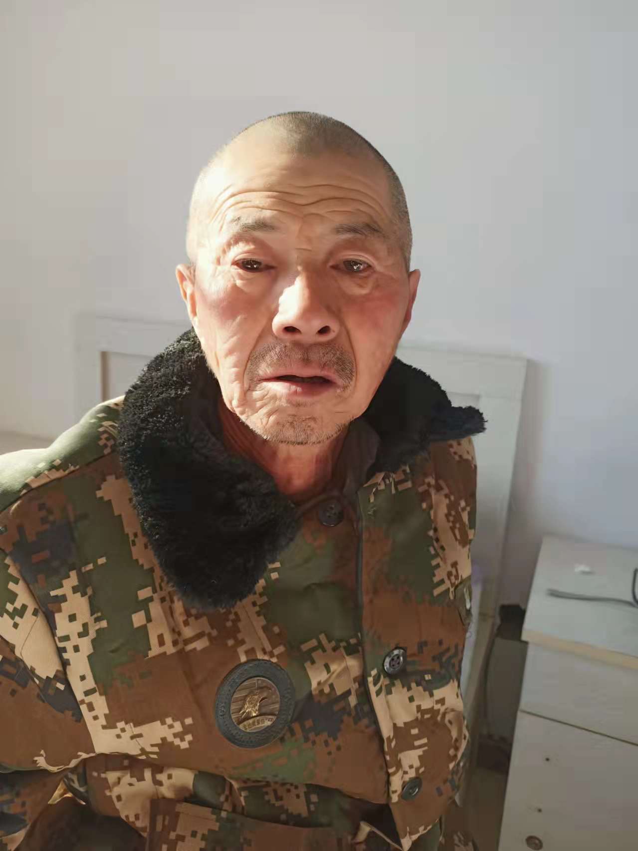 走失者照片 葫芦岛寻亲：六旬老人被救助，穿蓝色...
