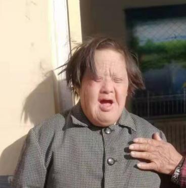 走失者照片 聊城寻亲：六旬老太被救助，穿灰色格...