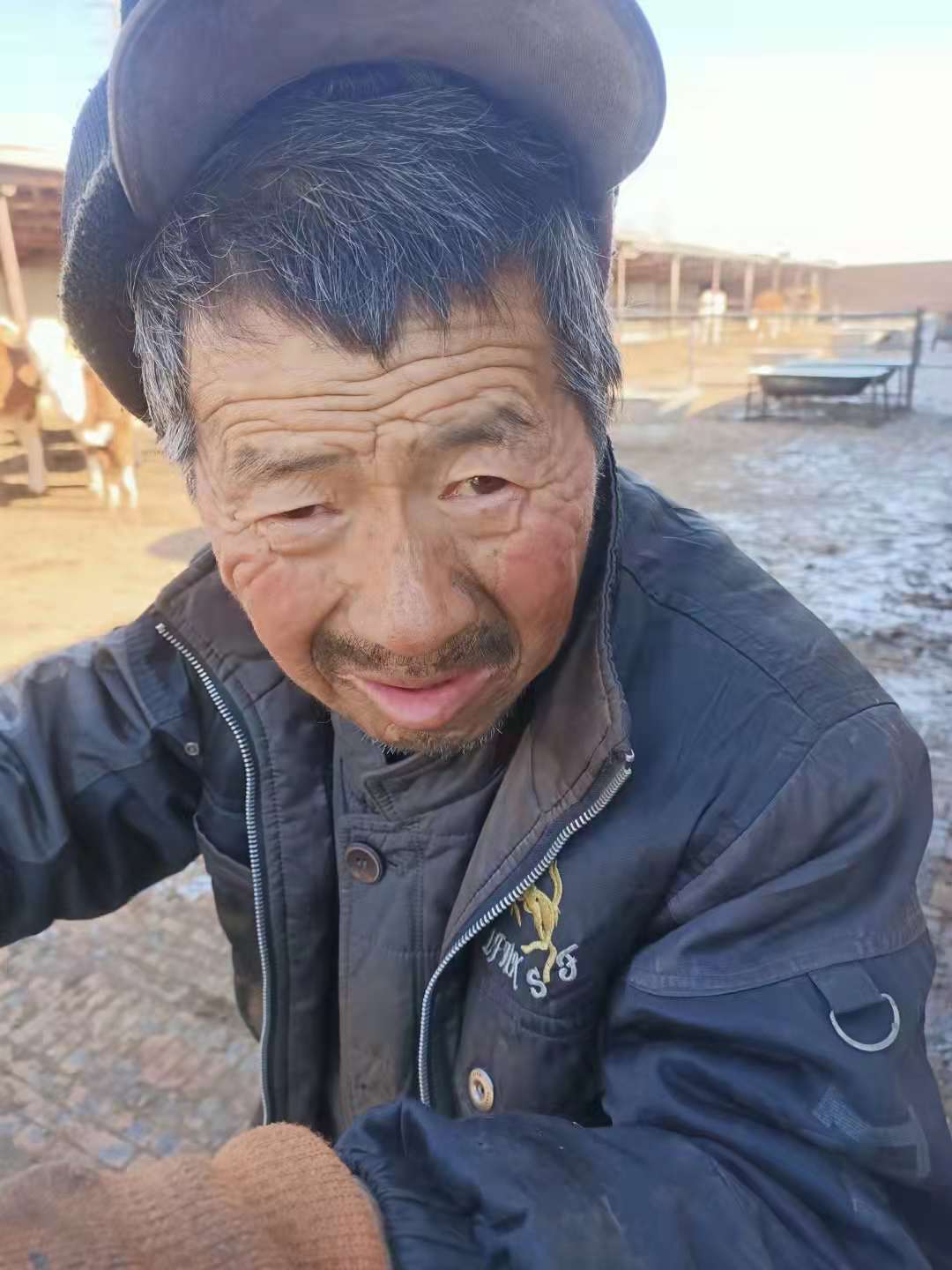 走失者照片 葫芦岛寻亲：六旬老人被救助，穿蓝色...