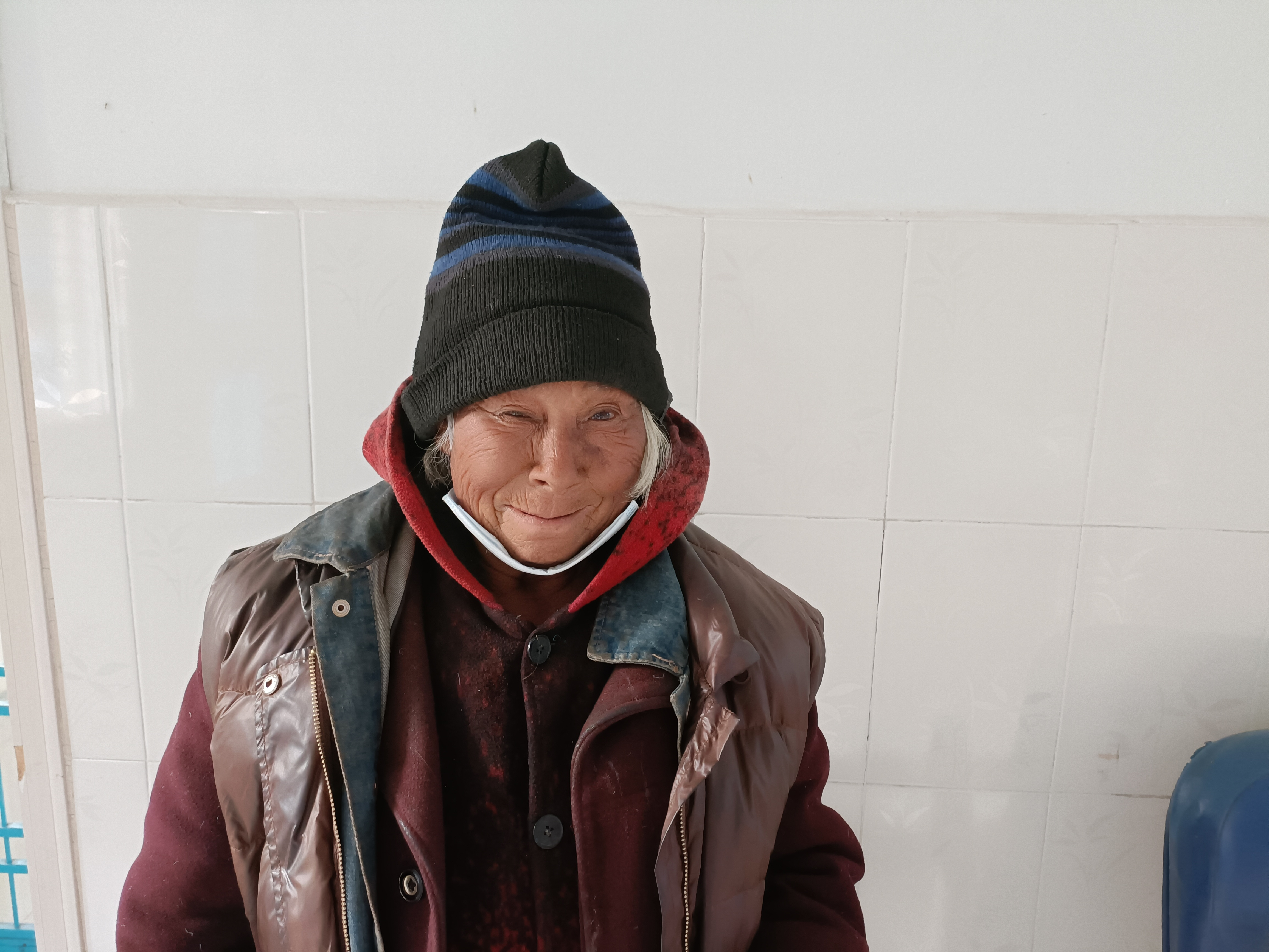 走失者照片 淮北寻亲：六旬老太被救助，穿红棕色...
