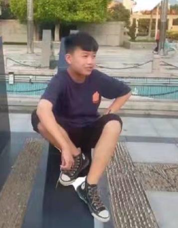 走失者照片 阜阳急寻！14岁男孩失联，穿黄色连...