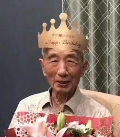 走失者照片 紧急寻人！桂林八旬老兵走失，穿黑色...