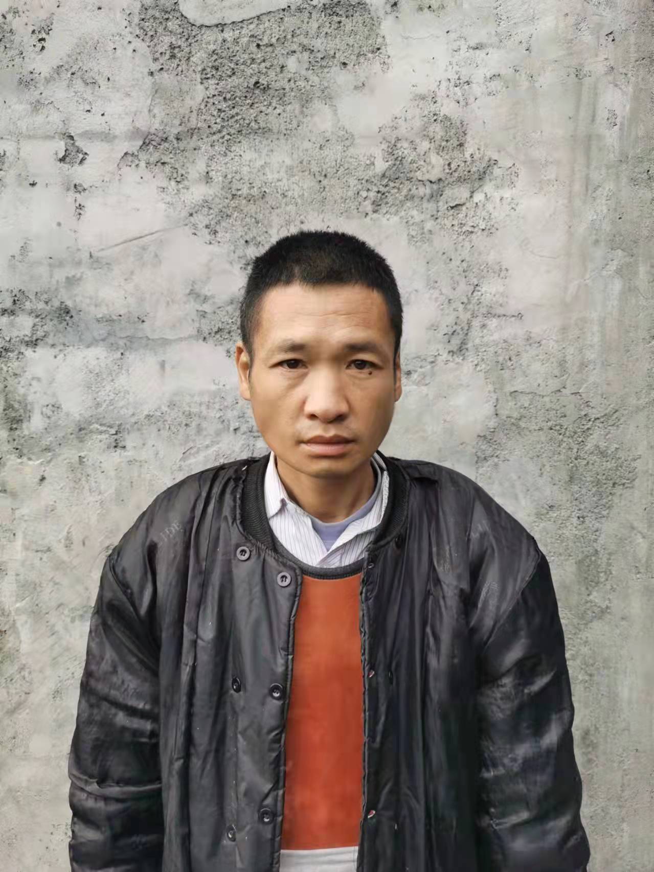 走失者照片 郴州寻亲：中年男子被救助，穿红色外...