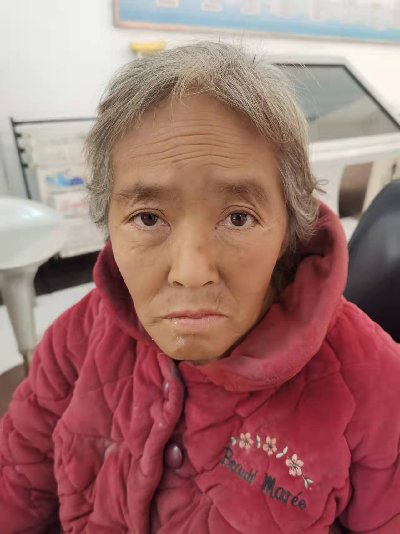 走失者照片 荆州寻亲：五旬女子被救助，穿暗红色...
