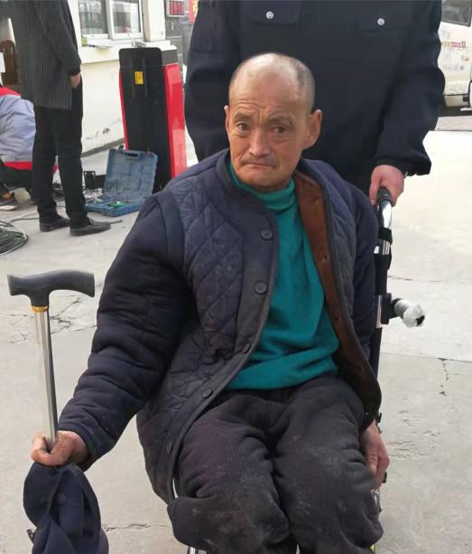 走失者照片 帮他回家！烟台六旬老人被救助，穿蓝...