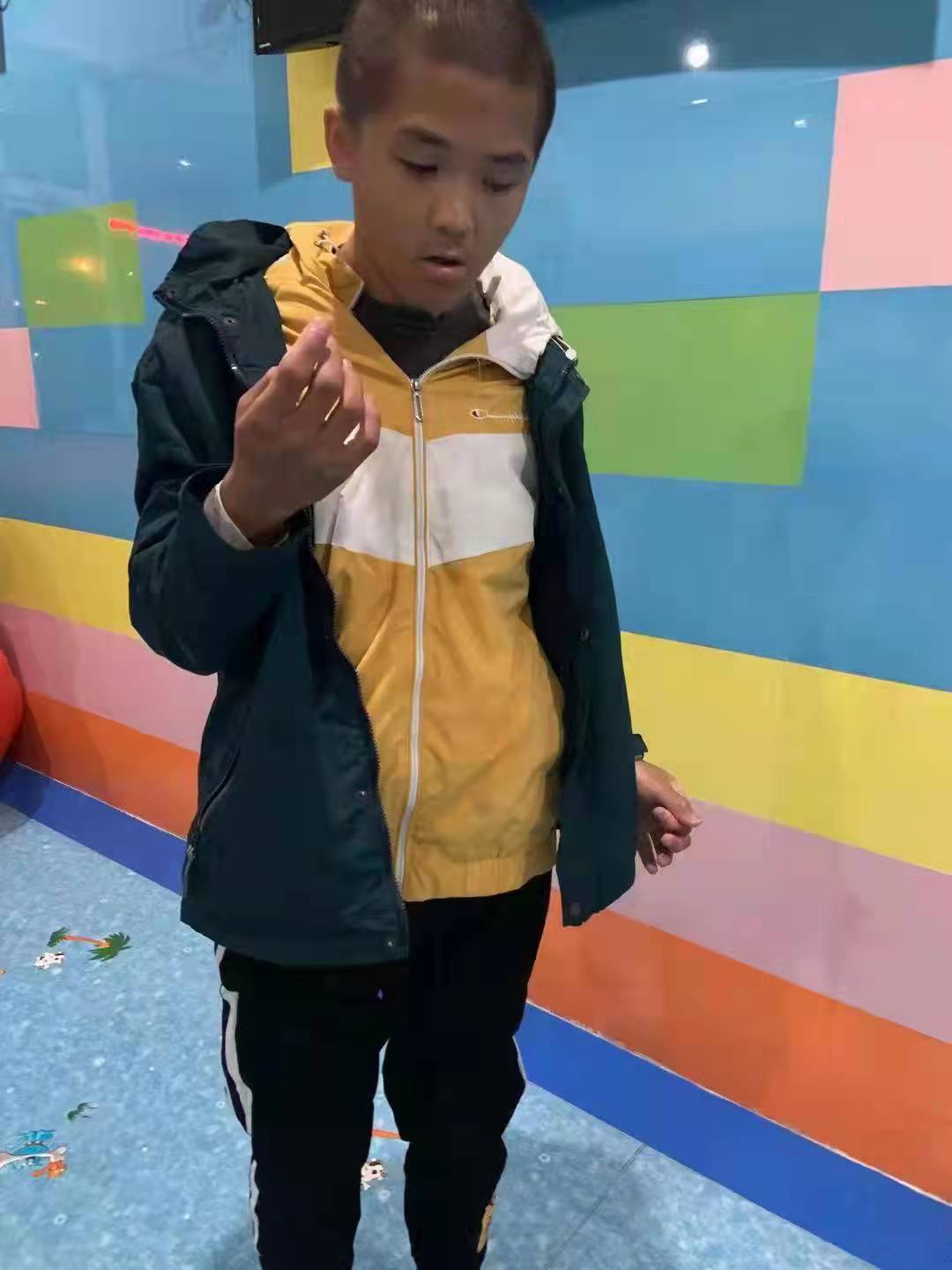 走失者照片 乌兰察布寻亲：14岁男孩被救助，穿...