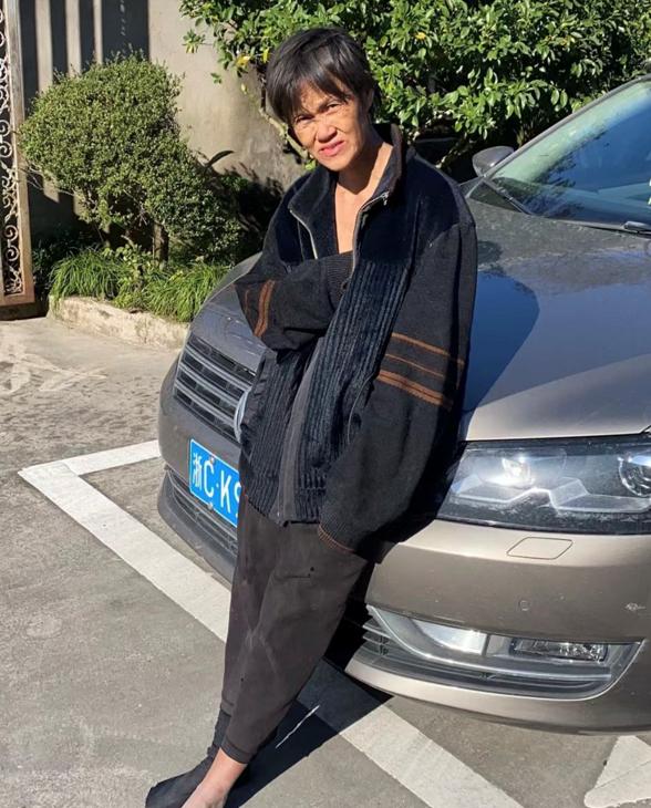 走失者照片 寻亲：五旬女子在温州被救助，穿黑色...