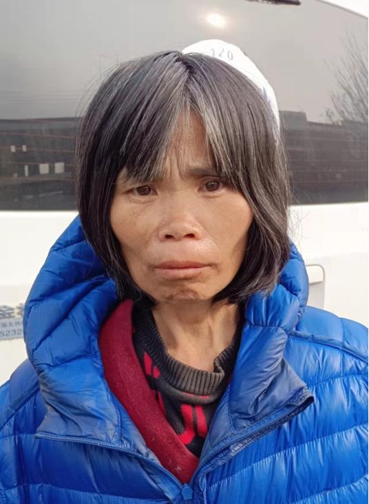 走失者照片 临沂寻亲：中年女子被救助，穿蓝色羽...