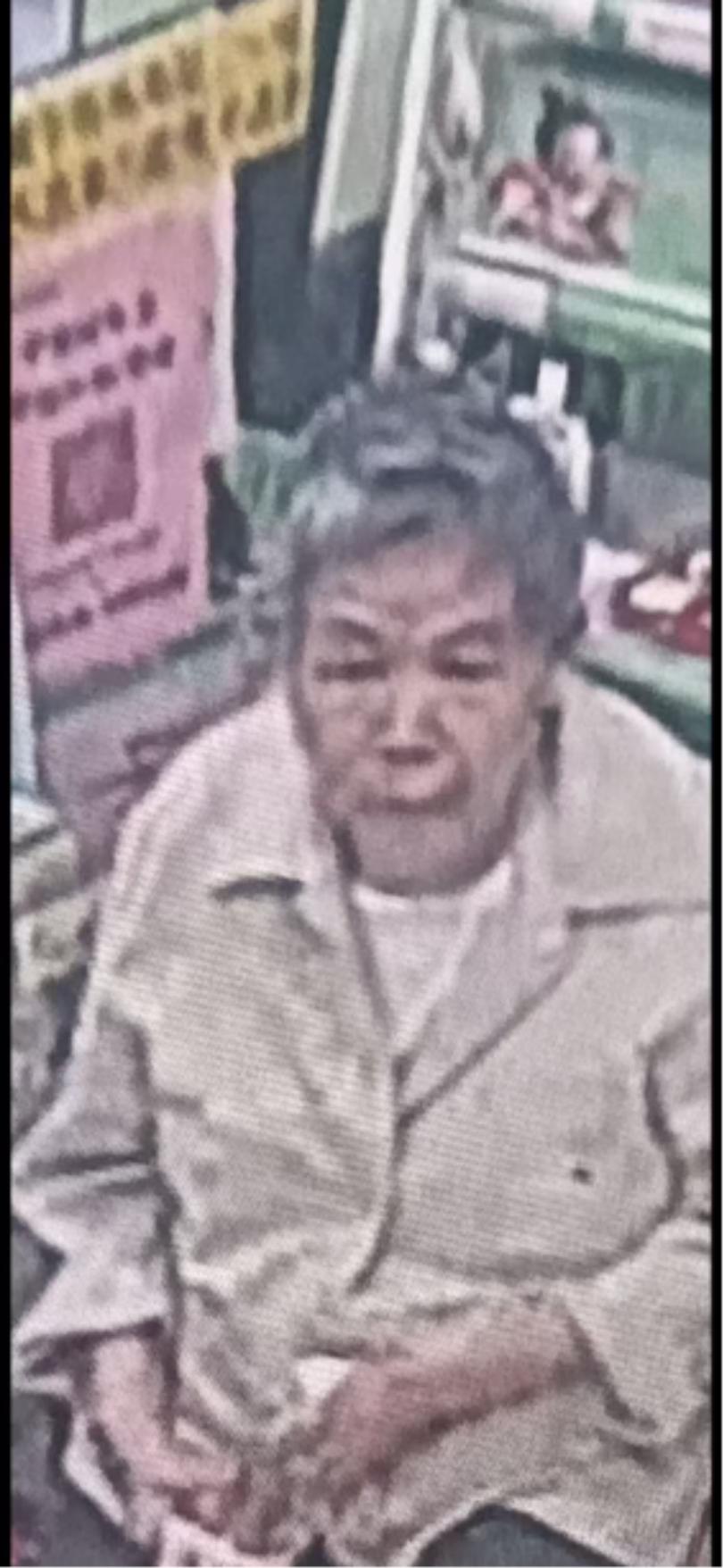 走失者照片 西安市寻人：八旬老太走失，穿红色上...