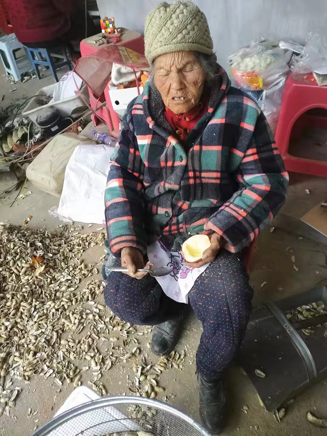 走失者照片 驻马店急寻：九旬老太走失多日，穿格...